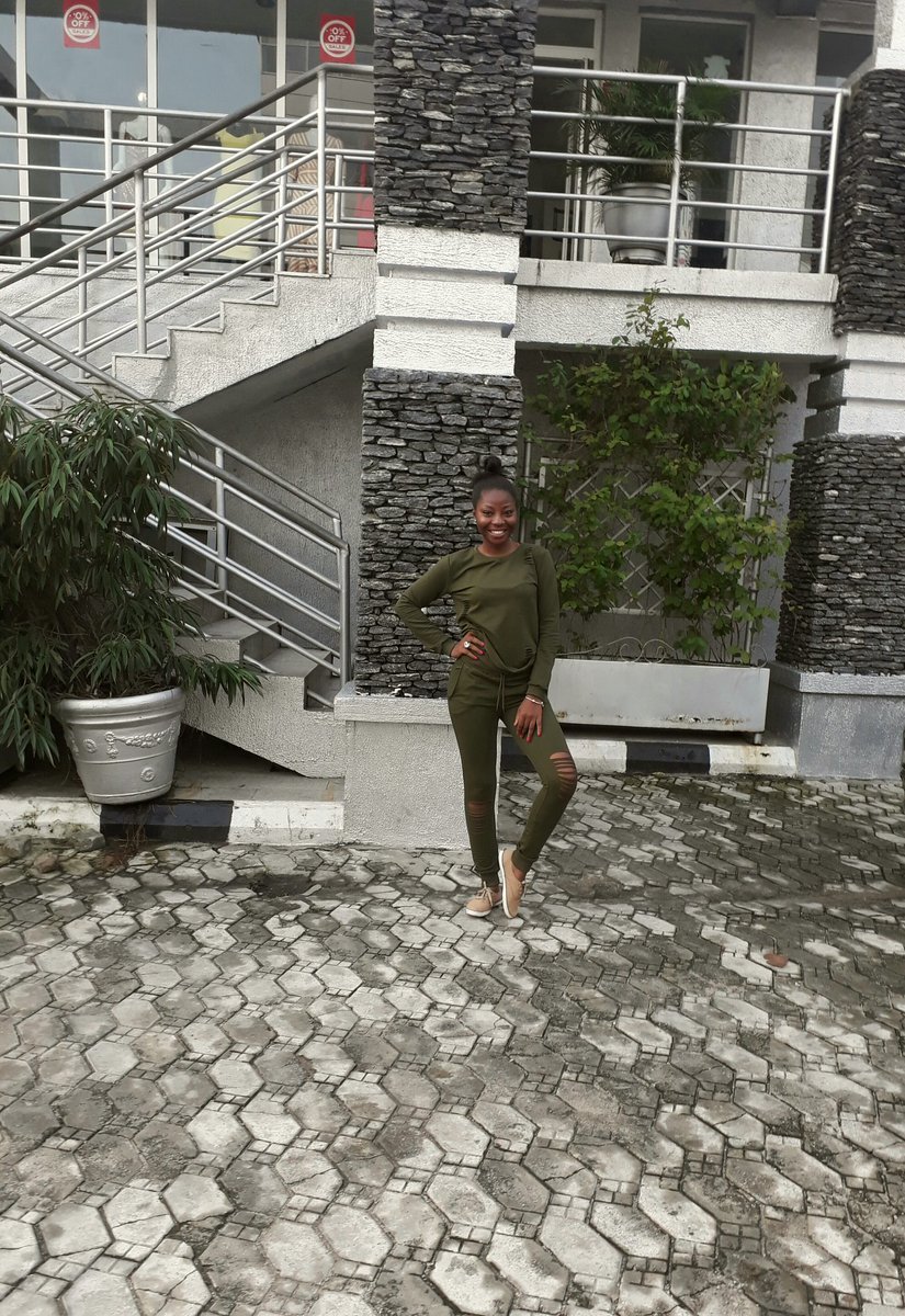 ugochi_aduwa's tweet photo. 💚
.
#growthmindset #gratitude #navy #mkdoll #keds #ua #comfyoutfits #rainyday #allnaturalbeauty https://t.co/mbHr33n1Sc