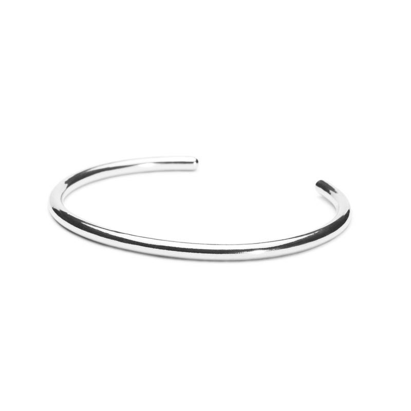 jujuices's tweet photo. Bonjour,  j’ai perdu, à la nuit de l’erdre, un bracelet  en argent qui est très sentimental pour moi, si quelqu’un l’a trouvé merci de m’envoyer un mp car ce bijou est vraiment important pour moi ...voici le bracelet ( le miens est un peu plus épais )ça serais cool de rt merci♡ https://t.co/n0U1uM0F7L