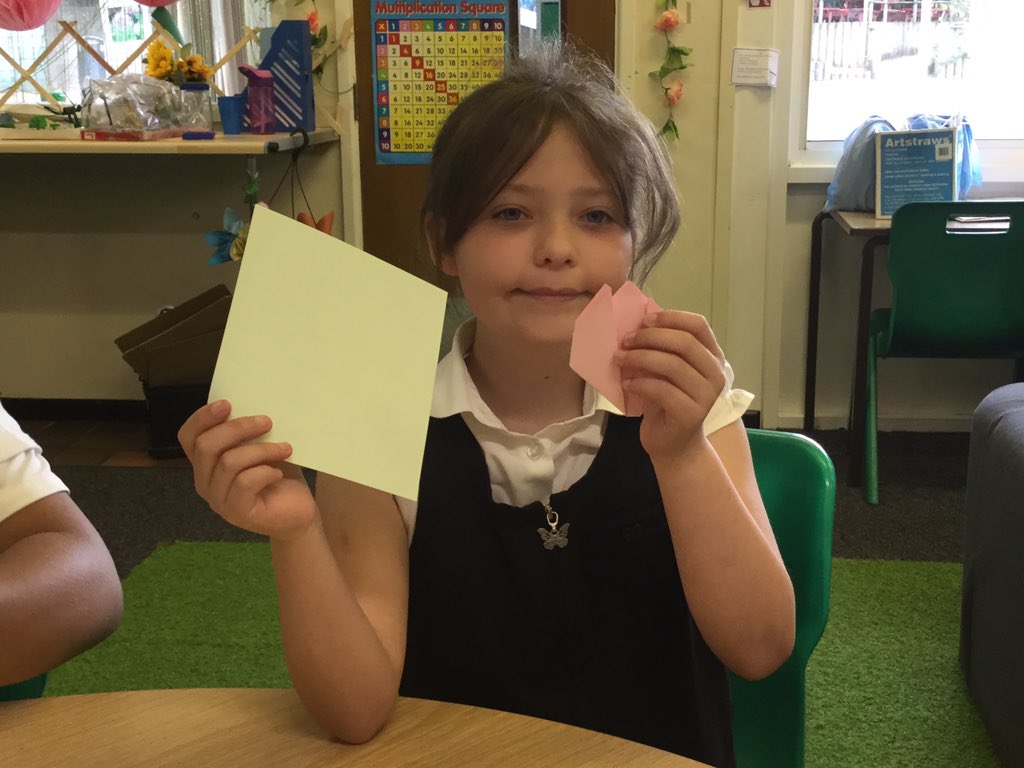AbbeysL8's tweet photo. L8 are using their paper folding skills in origami to create some lovely flowers 🌹 #creativeabbie https://t.co/s8hywIMU7g