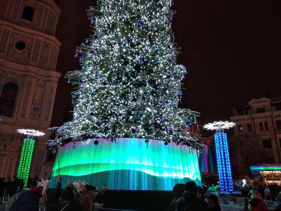 On these hot days, it's so nice to remember the coolness of our winter projects. This year the main tree of the country was decorated with LED screens of the EKTA company, which impressed and presented unforgettable emotions to visitors of Sofievska Square.
#EKTALED #LEDscreen