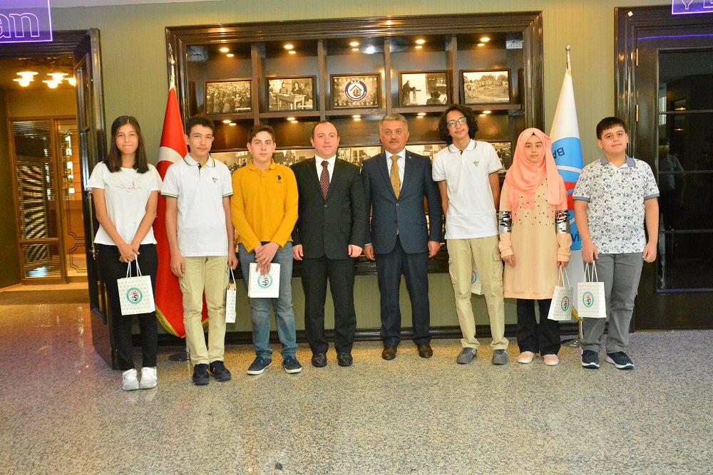 TC_Balikesir's tweet photo. Vali Ersin Yazıcı, 2019 (LGS)  Liseye Geçiş Sınavında 500 tam puan alan öğrencileri ödüllendirdi. https://t.co/9yUqCE1kpI