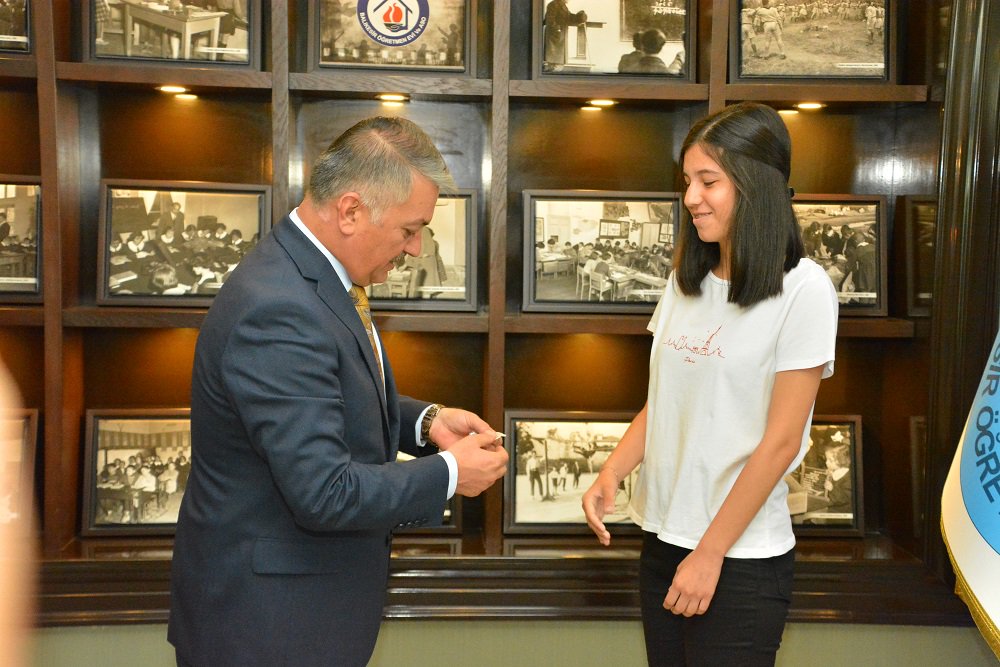 TC_Balikesir's tweet photo. Vali Ersin Yazıcı, 2019 (LGS)  Liseye Geçiş Sınavında 500 tam puan alan öğrencileri ödüllendirdi. https://t.co/9yUqCE1kpI