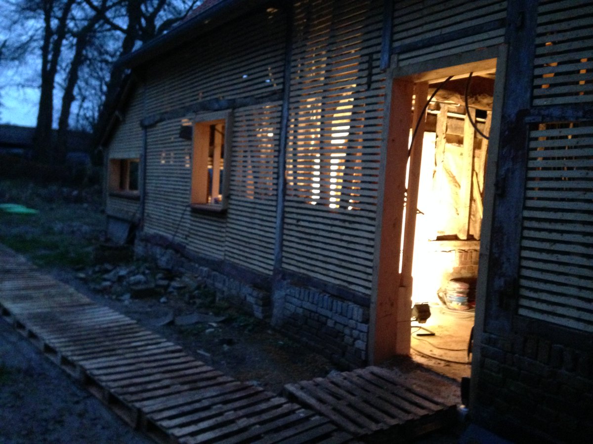 BtSecurite's tweet photo. #femmesdubtp Avec cette chaleur nous sommes heureux d'avoir restauré @btsecurite nos bureaux avec climatisation naturelle : murs en ossature bois, isolation chanvre argile et enduit torchis.
Notre fournisseur : Briquetterie DeWulf https://t.co/xZaTxo5h72