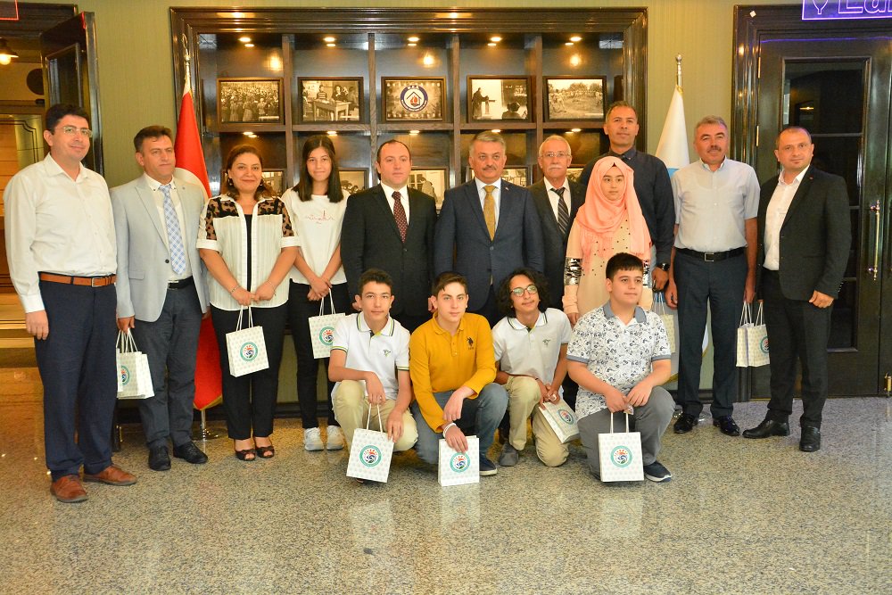 Vali Ersin Yazıcı, 2019 (LGS)  Liseye Geçiş Sınavında 500 tam puan alan öğrencileri ödüllendirdi.