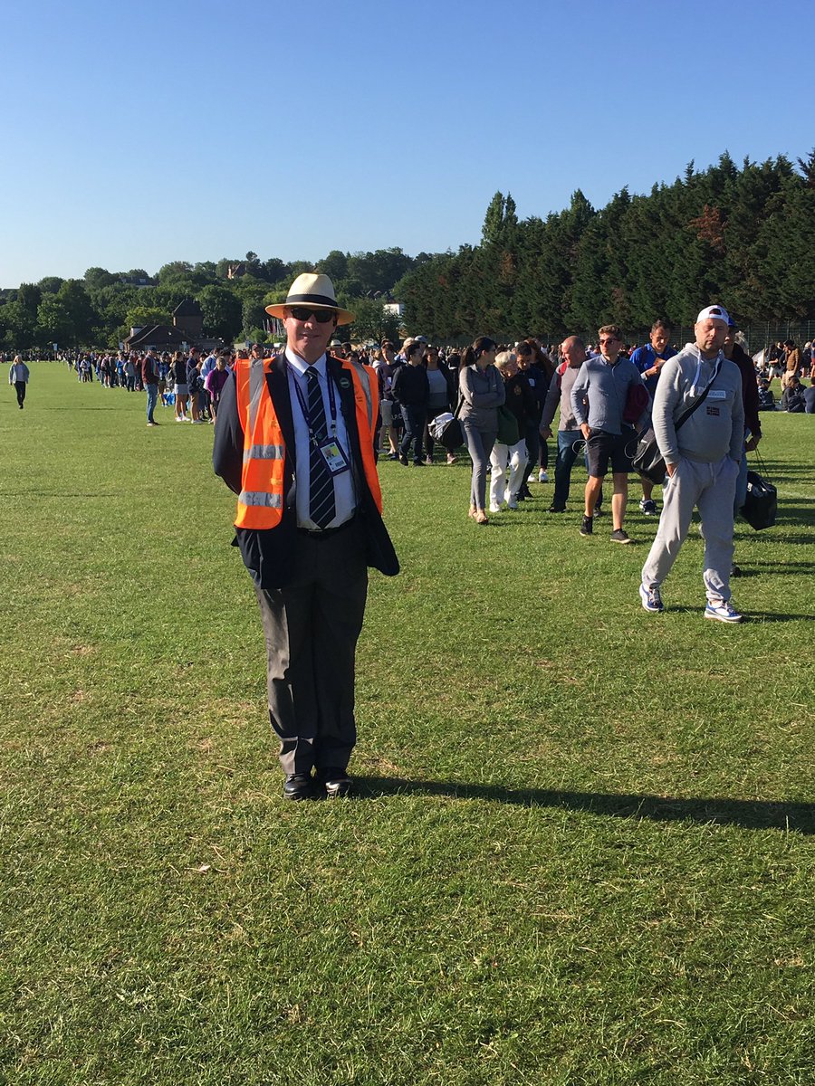 WimbledonHomes's tweet photo. The wildlife of Wimbledon Park unfazed by the fans lining up for Day 2 at Wimbledon #TheQueue #wimbledonStewards https://t.co/AqLCruv7gB