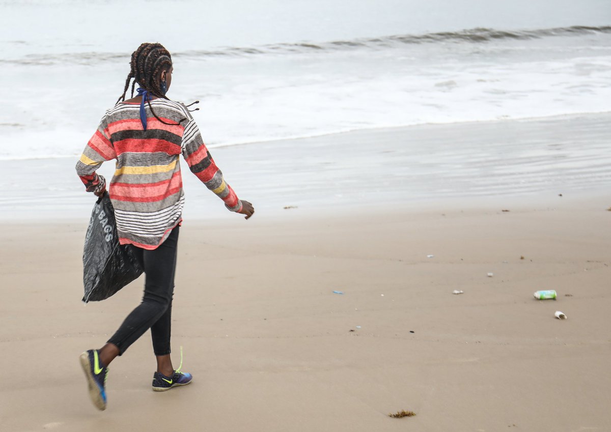 dearyoungleader's tweet photo. I focused on plastic bottles washed up shore in my Lagos  neighbourhood. 
I like the beach front clean but this is my first time making effort to get it clean 
Thanks for the challenge @theyouthassembly 
change happens when we all do our little.
#YA24Plogging 
#PlasticFreeJuly https://t.co/5zJRngz1MJ