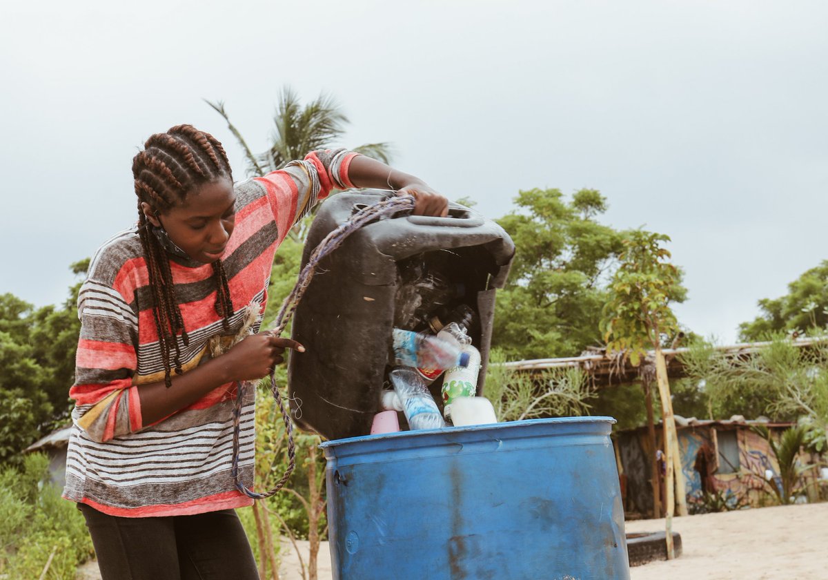 dearyoungleader's tweet photo. I focused on plastic bottles washed up shore in my Lagos  neighbourhood. 
I like the beach front clean but this is my first time making effort to get it clean 
Thanks for the challenge @theyouthassembly 
change happens when we all do our little.
#YA24Plogging 
#PlasticFreeJuly https://t.co/5zJRngz1MJ