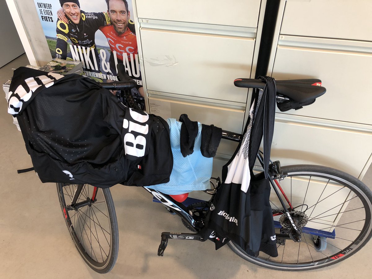 BicyclingNL's tweet photo. We zijn benieuwd hoe jullie fietskleding er bij hangt op je werkplek. #forens #commute #bicyclingnl #deritvanjeleven https://t.co/4tfxLWlguI
