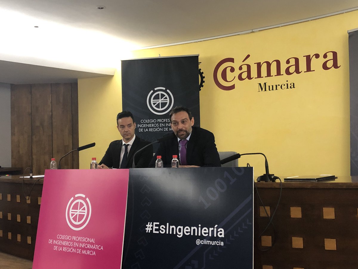 pedromruiz1's tweet photo. En la toma de posesión del nuevo decano de @ciimurcia y su junta de gobierno. También momento de reconocer la labor del decano saliente.  Enhorabuena a todos! @jesusm2 https://t.co/lk1amT6deS