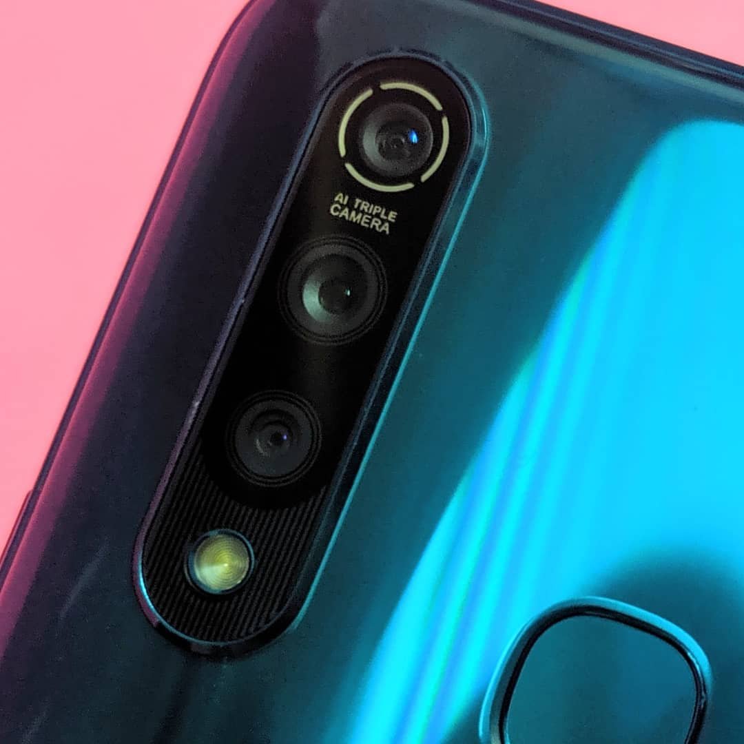luckyankit's tweet photo. The #FullyLoaded phone i.e @Vivo_India #VivoZ1Pro which I've been using since 2-3 weeks is launching tmrw. It's one of the phone which is going to awestruck gamers &amp; camera lovers!

Watch it's livestream tmrw at this link -
https://t.co/KASIZGXvwg https://t.co/6FaIFDv0kb