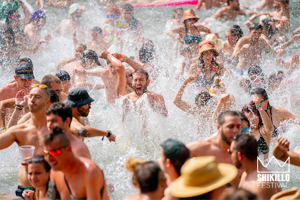 Shikillofest's tweet photo. ¿Te hace un baño? 💦 Nosotros combatimos el calor en las piscinas naturales de Candeleda con conciertos y el ambientazo SHIKILLO 😏
Últimas 48 HORAS para conseguir tu abono desde 49€ ➡ https://t.co/g2WsHXswg9 https://t.co/v1SLgA0Gbq