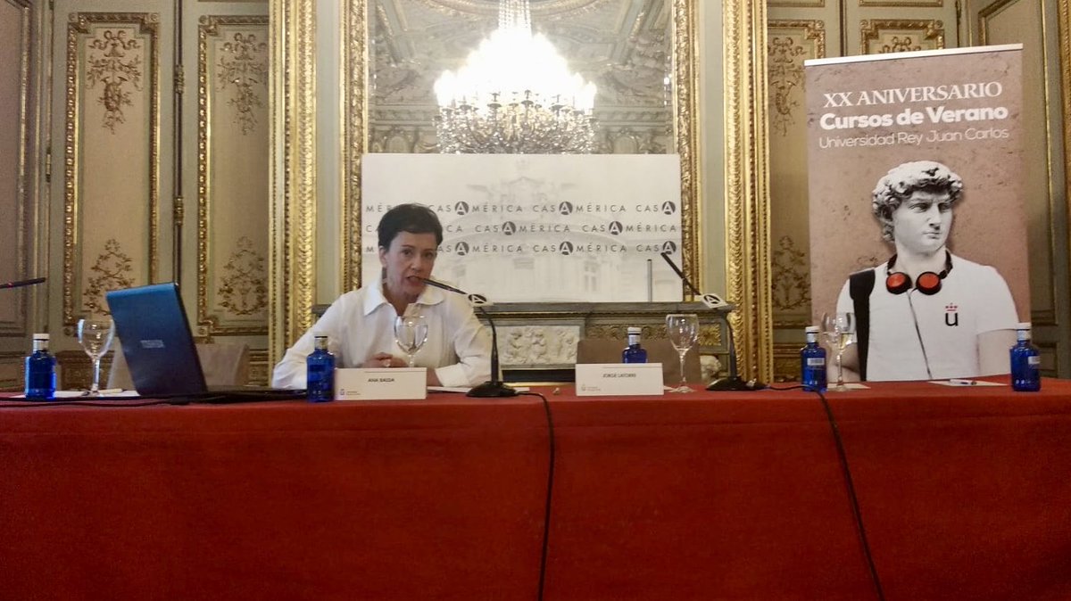 FundConEspEEUU's tweet photo. Ana Balda, profesora de @unav:
💬 “Diana Vreeland aprovechó el fallecimiento de #Balenciaga para hacer una retrospectiva sobre su obra en el #MET, uniendo estereotipos españoles con cuadros de Velázquez y Goya. Fue una apuesta exitosa, pero también muy criticada”. #ModayMuseos https://t.co/nZBQXx7nto
