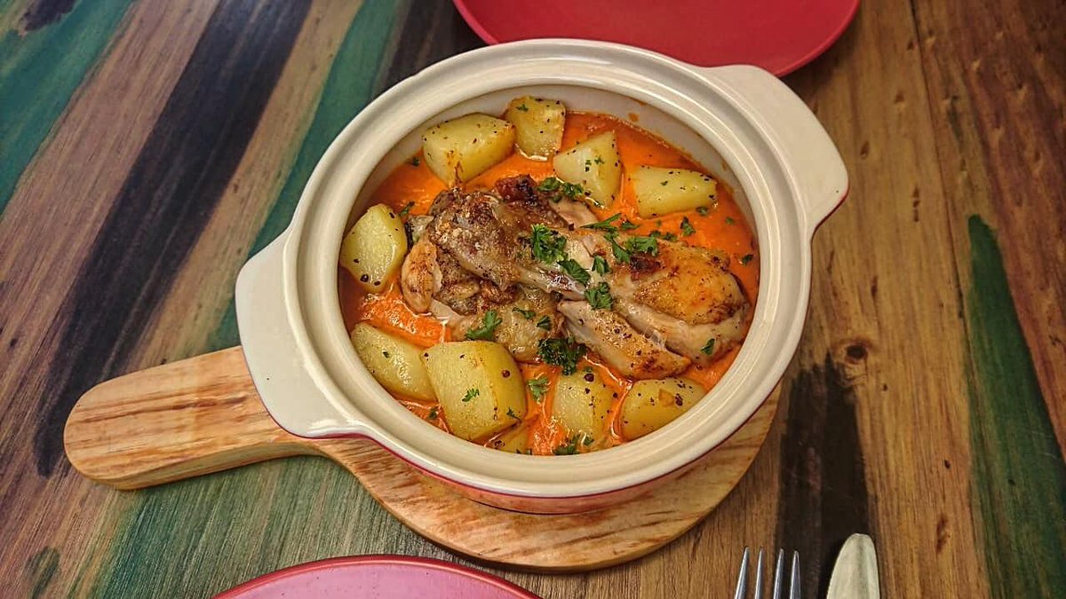 GoEat_Me's tweet photo. Saute de Poulet au chorizo - The tender chicken fillet dips in fresh potato and chorizo that flavors the dish deliciously 😘🥘😘
.
#GoEat #GoEatMe #Cocotte #SautedePoulet #Frenchcuisine #HoChiMinhCity #CulinaryDiscovering #TasteOfTheWorld #Delicious #FoodPorn https://t.co/lNwVZtbo0u