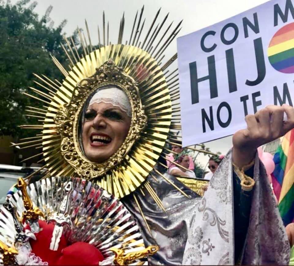 fernandoBiblia's tweet photo. Triste como se burlan de nuestra fe católica.  Lo lamento.  Duele.  

Pero duele más ver las universidades “católicas” y los curas que los respaldan, y sus superiores y obispos que los consienten.  

¡Laicos, firmes! https://t.co/GmKmPNu9r9