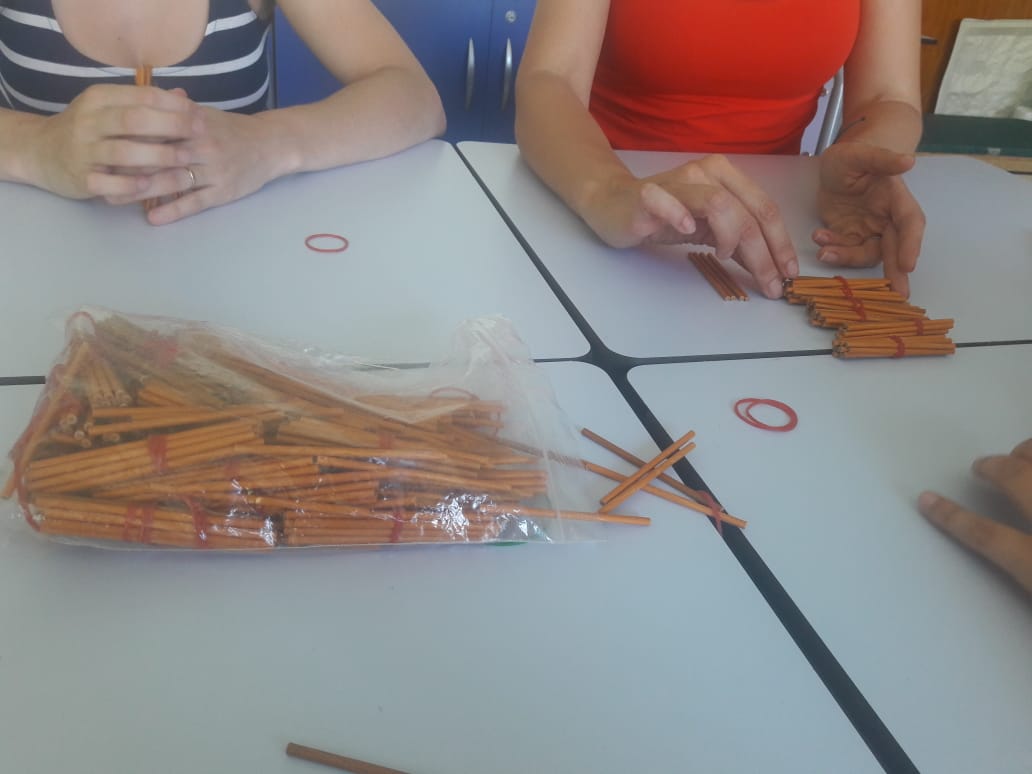 SantErmengol's tweet photo. Els mestres de #primària ens formem en matemàtiques amb @doqua_ 👍
#mates #manipulació #aprenentatgesignificatiu
#reglets https://t.co/TCMXljnYNV