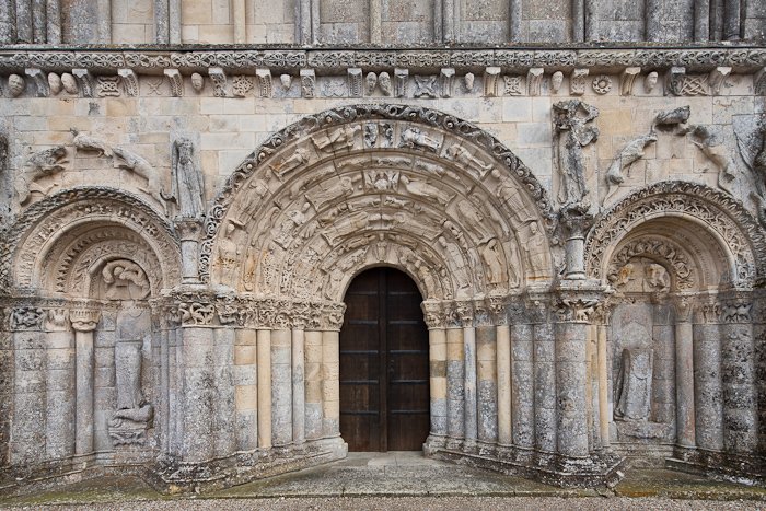 Sculpted facades in the Aquitaine (Dennis Aubrey) vialucispress.wordpress.com/2019/07/02/scu…