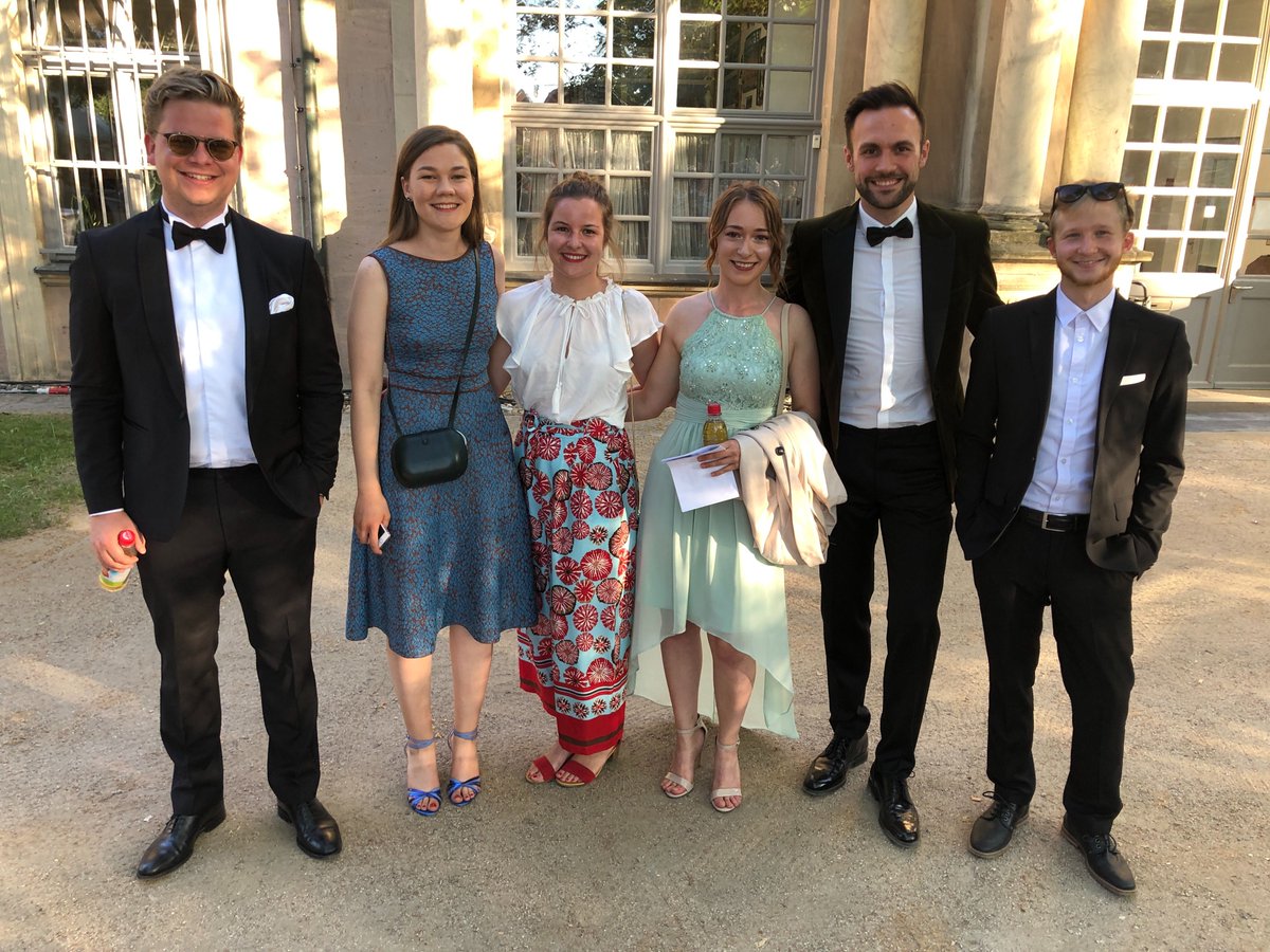 Last week, the #ZOHOfamily got dressed up for the Schlossgartenfest of the @UniFAU in Erlangen! 👸🤵

Who else thinks they look absolutely fabulous? 😎

#ZOLLHOF #JamesBond