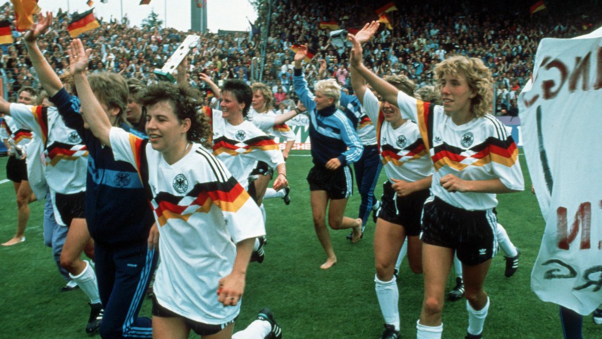 fussballmuseum's tweet photo. Großes Glück in #Osnabrück! 
Vor exakt 30 Jahren gewannen die @DFB_Frauen ihren ersten Titel - die @UEFAEURO! 
Das kuriose #Kaffeeservice als Prämie kannst du bei uns im #DFMDo entdecken! Wir freuen uns auf deinen Besuch. https://t.co/GhHHOP8W69
