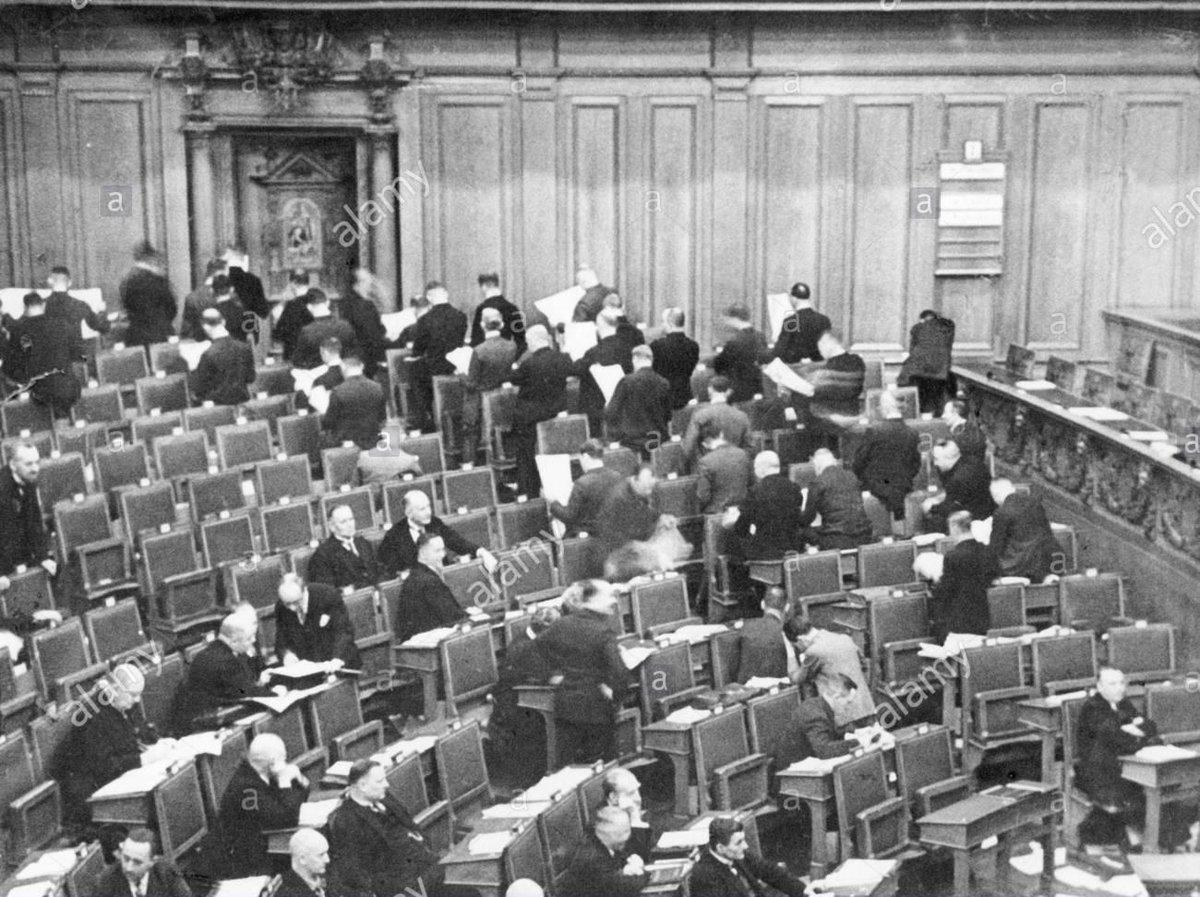 Lewis__Bush's tweet photo. Nazi party members turn their back on a KPD speaker in the Reichstag c.1930s, Brexit party members turn their back during the playing of the European anthem 2019. These two images (originally posted seperately by @jamesmatesitv and @GPEArthur) need to be seen side by side. https://t.co/qxi85sc6ey