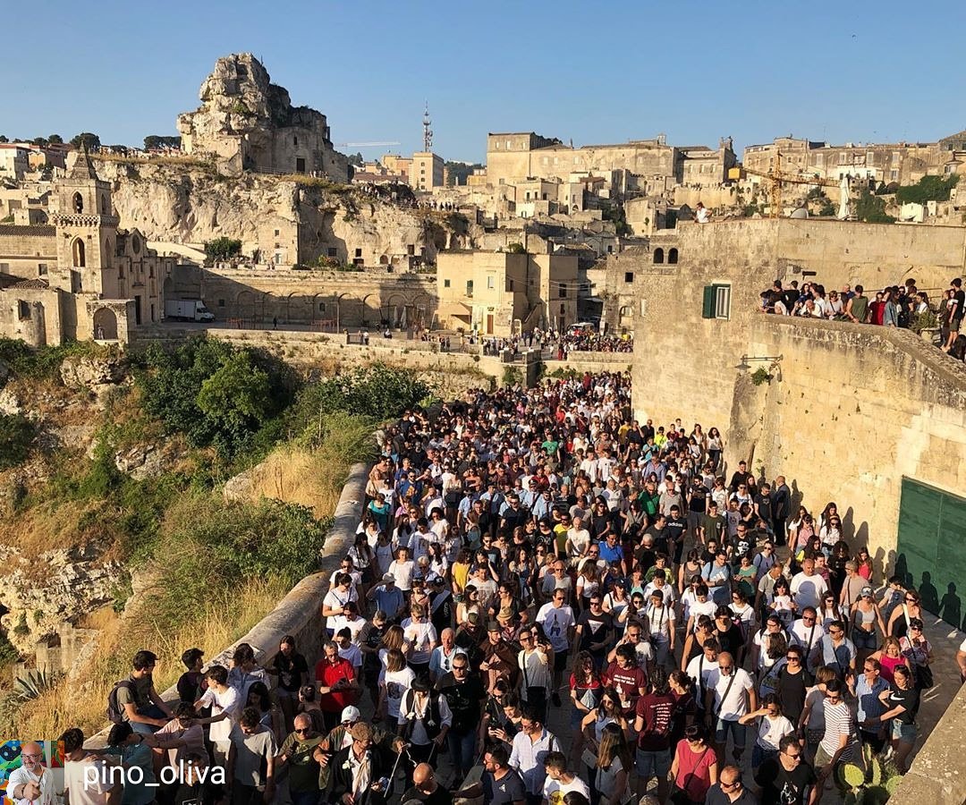 IgersMatera's tweet photo. {#guardachebruna} Il giorno più lungo ha avuto inizio all'alba, con la Processione dei Pastori. Continuiamo a raccontarlo, insieme! Grazie a @PinoOliva per lo scatto ❤

#igersmatera #igersbasilicata #Igersitalia
@festadellabrun1 #Matera https://t.co/nKrpiRFajk