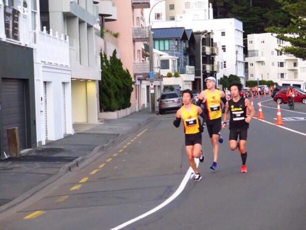 GAIGAI00252287's tweet image. #Wellingtonmarathon
#ウェリントンマラソン 
ハーフ(73分)くらい？までは先頭争い。そこから2位も35キロで3位。

表彰式、ホッカイロついてるのんばり勝負弱い