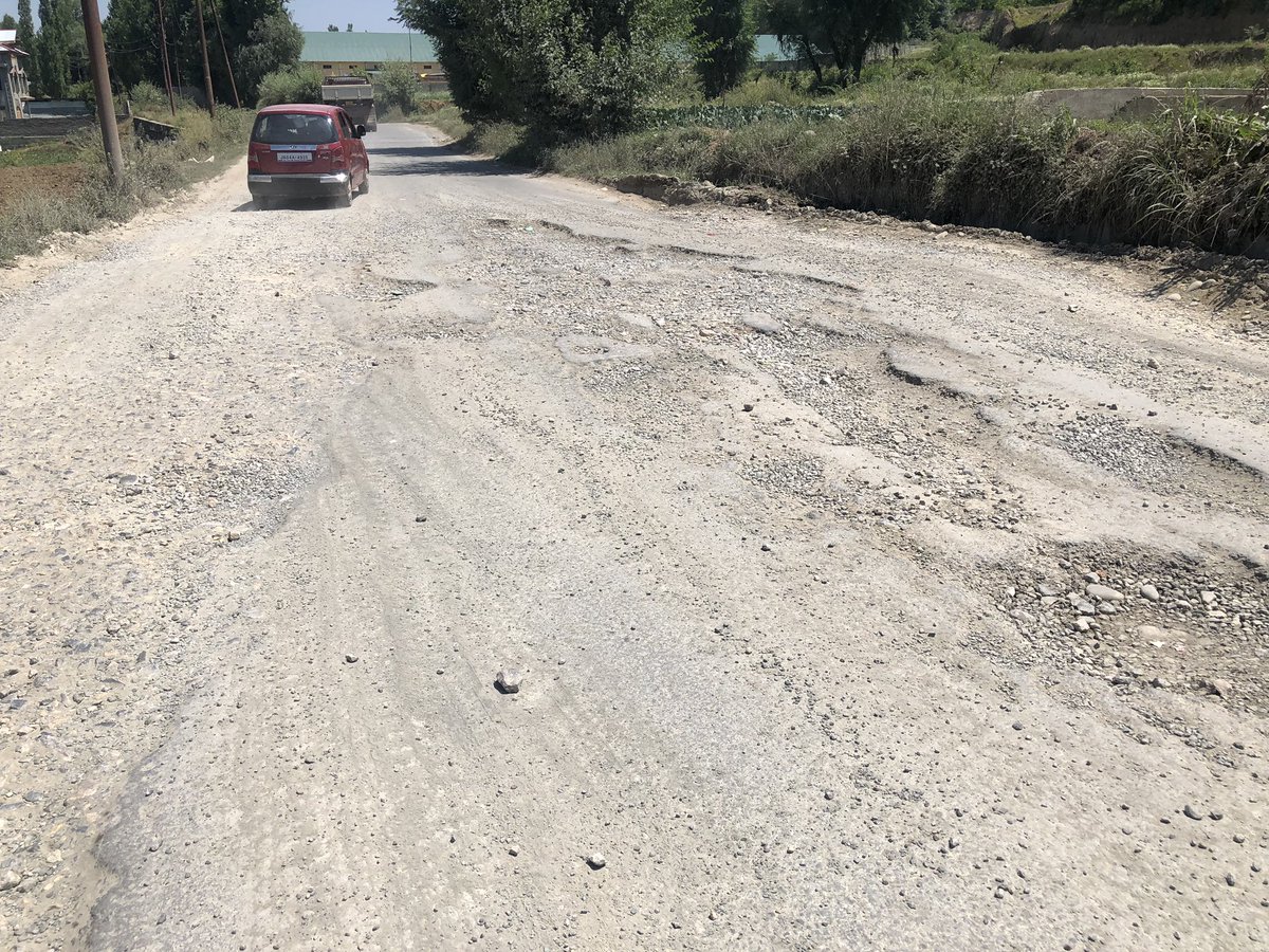 ferozhusain's tweet photo. On the one hand our beloved Dc @DrSyedSehrish working day in and day out for better Budgam. on the other hand contractors like Magray brothers even after getting the allotment not doing the patching of ichigam road. Requesting you to plz direct exen about this issue. https://t.co/IpUlX60eCD