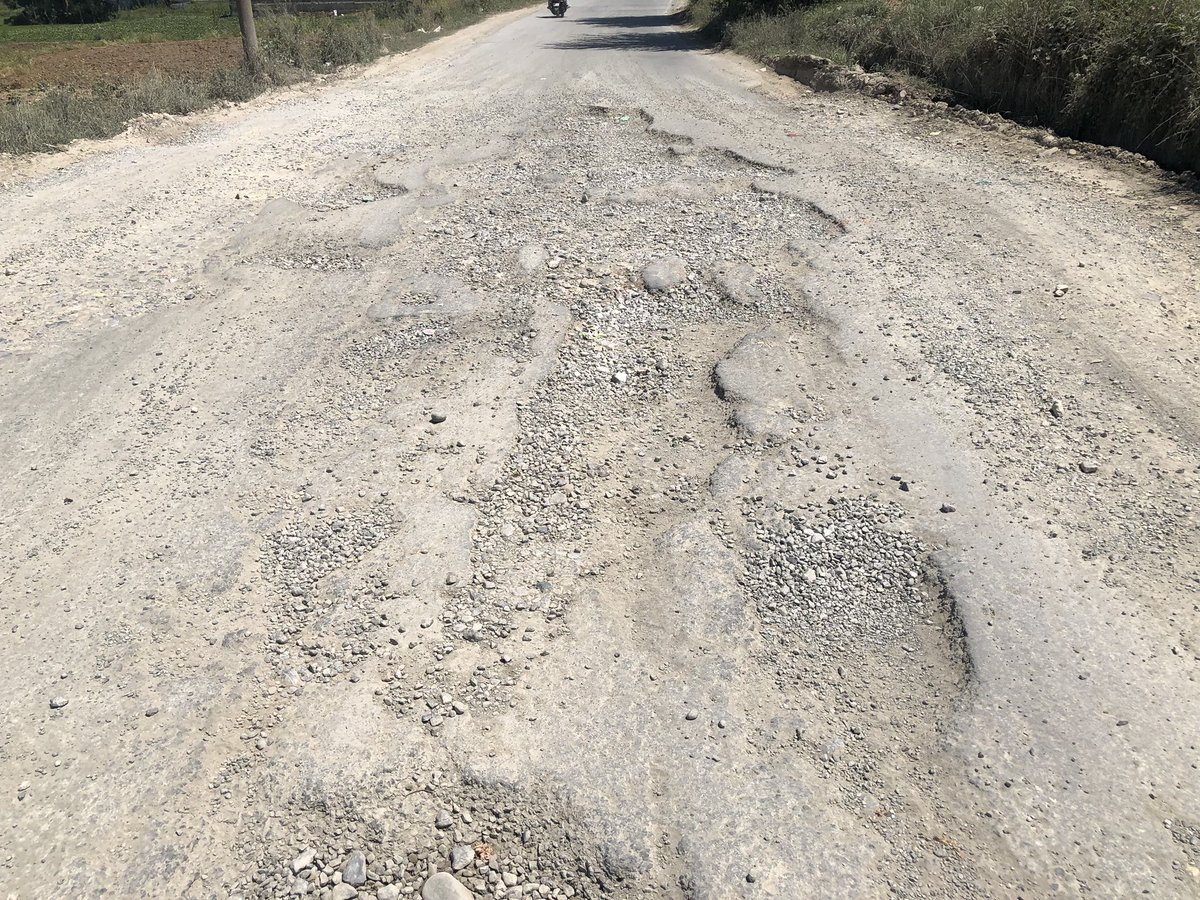 ferozhusain's tweet photo. On the one hand our beloved Dc @DrSyedSehrish working day in and day out for better Budgam. on the other hand contractors like Magray brothers even after getting the allotment not doing the patching of ichigam road. Requesting you to plz direct exen about this issue. https://t.co/IpUlX60eCD