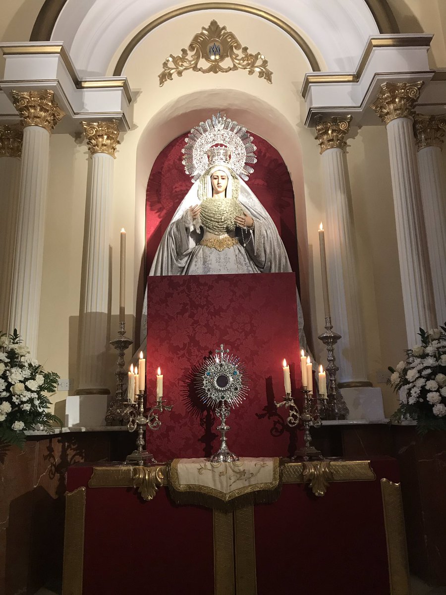 Exposición del “Santísimo” en nuestra Capilla y ante la atenta mirada de la ⚓️Santísima Virgen de la Esperanza⚓️ tras la procesión del #CorpusChico, tal y como se viene haciendo en nuestra parroquia desde 1782 y como acto de clausura del Curso Cofrade.