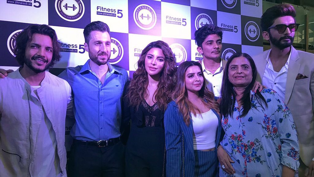 NEW GYM IN TOWN Guys, For a #great experience in #transformation must visit #fitness5 All d vry best 4d#venture #buddies @virralpatel @namrathajauni @shrrejit13 & the entire team & it was luvly meetin @NeilNitinMukesh @ollyesse 
#new #gym #launch #fitness5