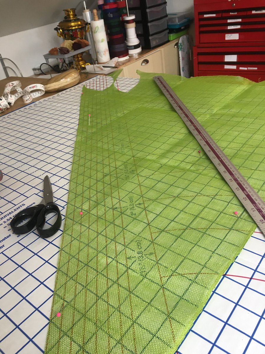 MHMillinery's tweet image. #MillineryMaker #workspace I have a studio, above the garage. It’s compact and height restricted, just like me.
The cutting board is 15 years old, and is for cutting sinamay on the bias

#millineryinfo #saffronwalden #shoplocal #handmadeinessex #sinamay #toolsofthetrade