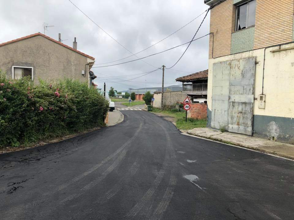 Los trabajos de renovación de la calle El Rebollar están prácticamente finalizados. Quedan pequeños remates y la señalización horizontal y vertical. Esta actuación supone una mejora importante de la pavimentación y de la evacuación del agua.