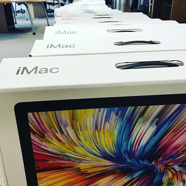 iMac traffic jam! New kit ready for install 👌#studioupgrade #graphicdesign #digitalillustration #digitalstudio ift.tt/2KTgnP0