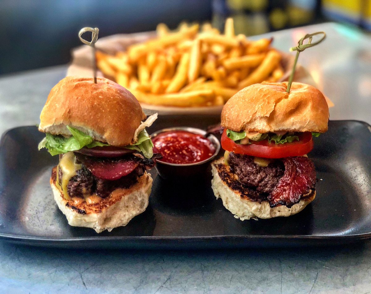 Ostrov_A's tweet image. Just mouthwateringly delicious 😋 

A (kosher !!!) bacon, cheese, burger! That’s right! Stopped for lunch at one of my fav spots in Jerusalem, at ‘Crave’ by Shuk Machane Yehuda!

#GotCrave #OnlyInIsrael