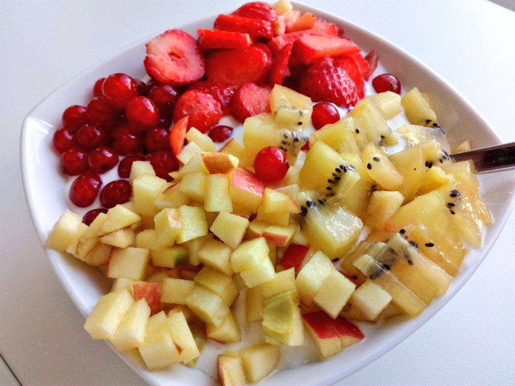 Sergej Ivanov Power Vitamin Energie Sportlerfruhstuck Joghurt Apfel Johannisbeeren Ribisel Erdbeeren Kiwi Leinsamen