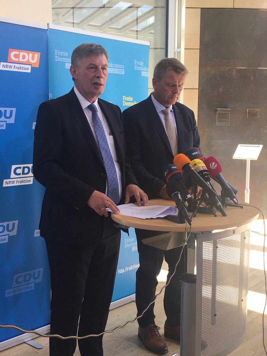 NRW-Koalition will umstrittene Straßenbaubeiträge senken. Der Höchstsatz soll halbiert werden, erklären die Fraktionschefs Löttgen (CDU) und Rasche (FDP) im Düsseldorfer Landtag. Kosten fürs Land: 65 Mio. Euro.