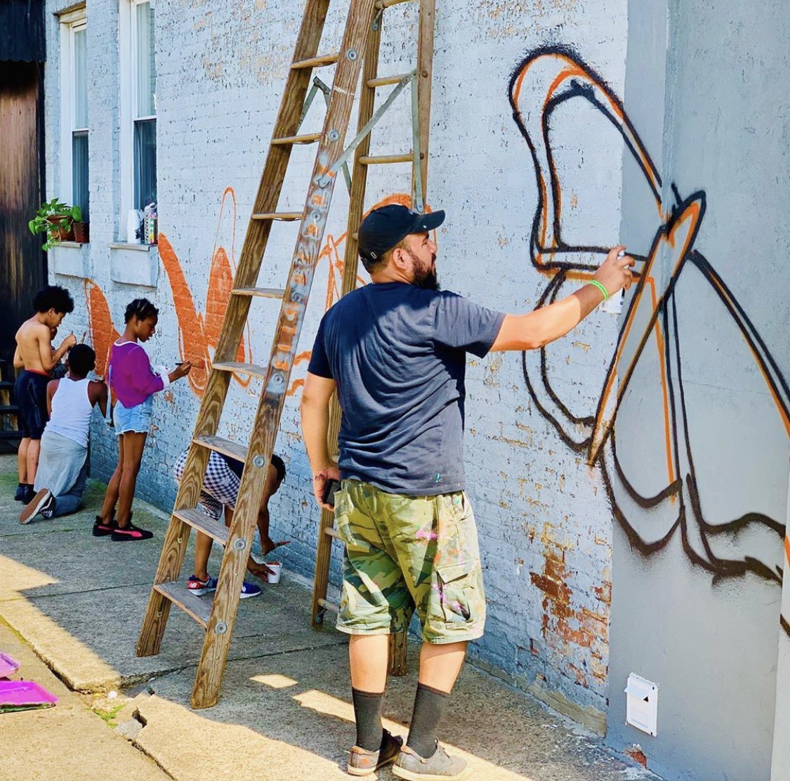 SWP_Baltimore's tweet photo. Baltimore City's Neighborhood Grants Program helps communities develop and fund projects that will get neighbors more involved in the community. This #wallart mural project, led by artist Francisco Enuf García, can be found in #MountClare! 

📷 : @joseleopoldoresendiz https://t.co/k7BQEyDTEk