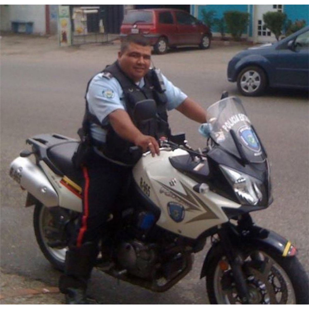 TachiraProtesta's tweet photo. HAGÁMOSLO VIRAL | Este es el esbirro de la Dictadura Henry José Ramirez Hernández quien disparó a quemarropa contra nuestro hermano Rufo Velandria de tan 16 años en San Cristóbal. QUE PAGUE CARAJO! #2Julio #Tachira https://t.co/QF3gjLZSi0
