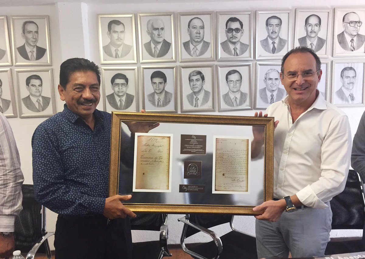 Canaco_Veracruz's tweet photo. .@Canaco_Veracruz presidido por @JOSE_ANTONIO_MG, recibió un reconocimiento de la @AAAPVER encabezado por el CP. Ramón Gómez Barquin al cumplir el pasado 22 de junio, 140 años de haberse constituido. #orgullosamenteCanaco 👏 https://t.co/lusOftBTjp