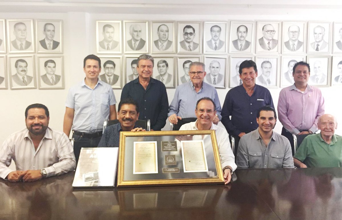 Canaco_Veracruz's tweet photo. .@Canaco_Veracruz presidido por @JOSE_ANTONIO_MG, recibió un reconocimiento de la @AAAPVER encabezado por el CP. Ramón Gómez Barquin al cumplir el pasado 22 de junio, 140 años de haberse constituido. #orgullosamenteCanaco 👏 https://t.co/lusOftBTjp