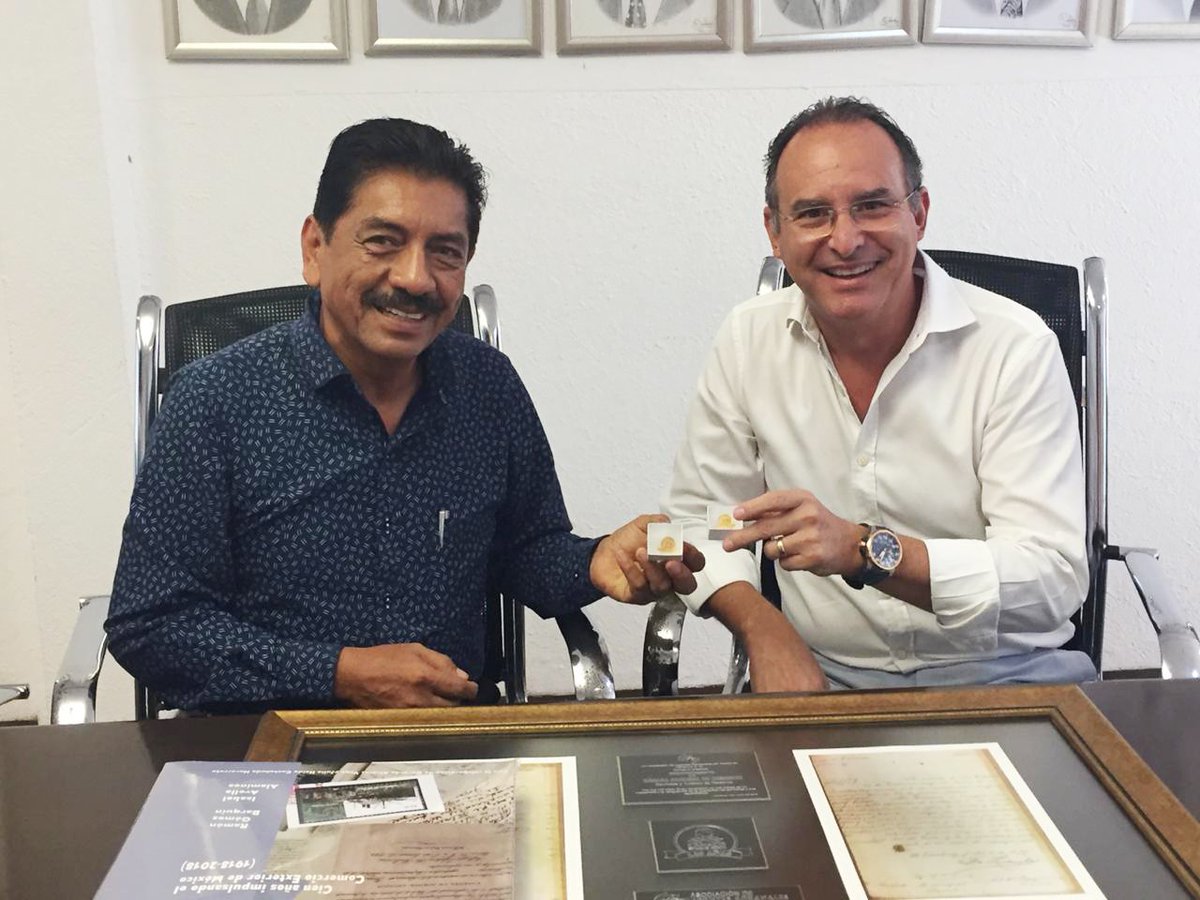 Canaco_Veracruz's tweet photo. .@Canaco_Veracruz presidido por @JOSE_ANTONIO_MG, recibió un reconocimiento de la @AAAPVER encabezado por el CP. Ramón Gómez Barquin al cumplir el pasado 22 de junio, 140 años de haberse constituido. #orgullosamenteCanaco 👏 https://t.co/lusOftBTjp