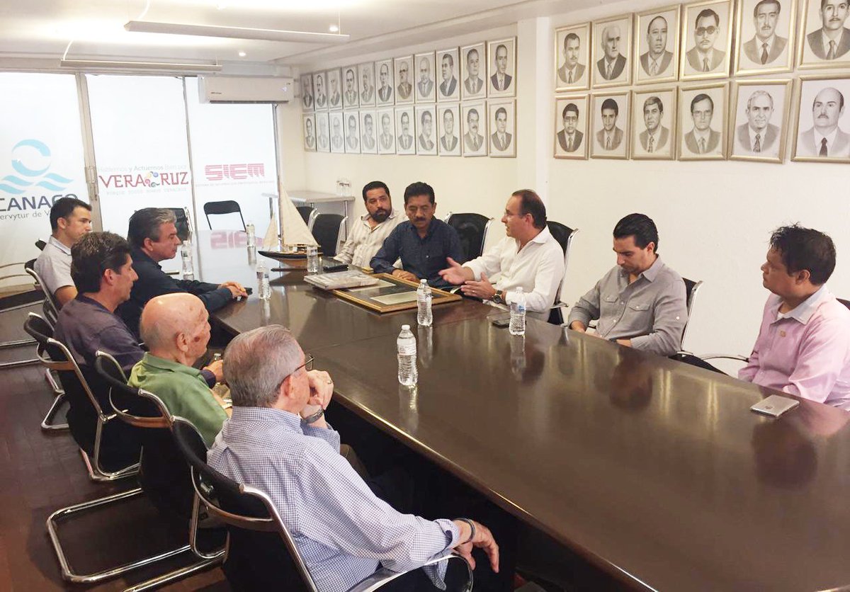 Canaco_Veracruz's tweet photo. .@Canaco_Veracruz presidido por @JOSE_ANTONIO_MG, recibió un reconocimiento de la @AAAPVER encabezado por el CP. Ramón Gómez Barquin al cumplir el pasado 22 de junio, 140 años de haberse constituido. #orgullosamenteCanaco 👏 https://t.co/lusOftBTjp