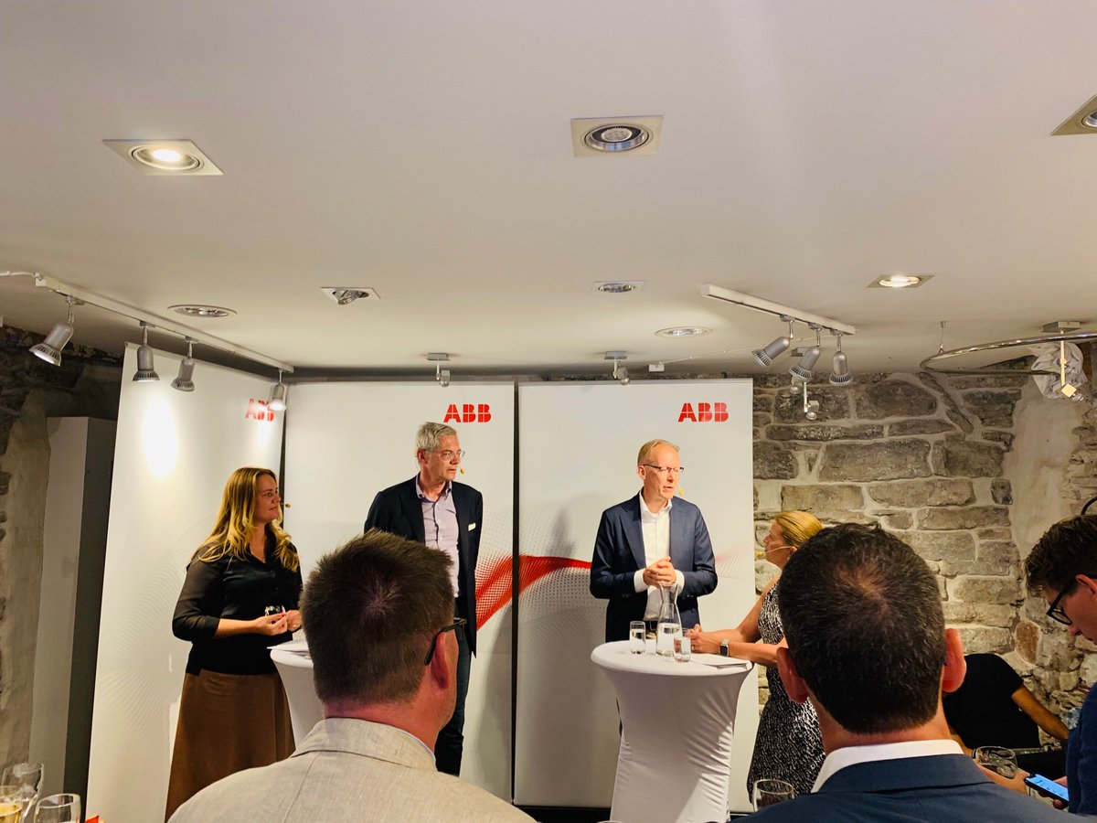HenrikSthlm's tweet photo. Sverige som föregångs- och exportland diskuteras flitigt av @magnushall och @johansöderström på @Vattenfall_Se och @ABBSverige sköna mingel. #framtidensel https://t.co/7uKYAIZ2Vw