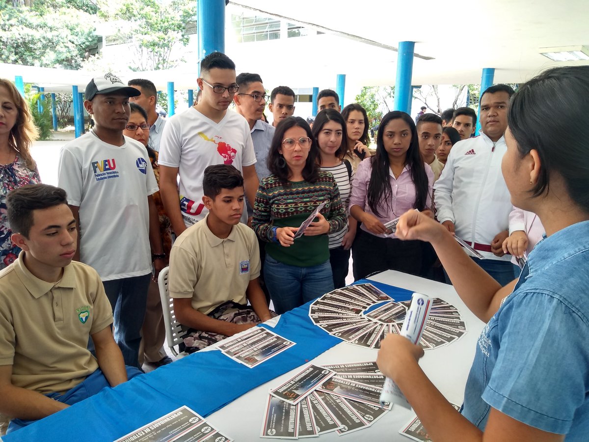 unesrfcu2017's tweet photo. #Ahora Desde la expoferia oportunidades para nuestros  bachilleres, con el acompañamiento de nuestra Vice-Ministra @guarnierivzla ! Seguimos Venciendo!!!
#UnesrSiembraVenezuela 
@hugbelpsuv 
@renriqueramos 
@kennedymorales9 
@92Ramosjoel 
@Dj_JoseAlonso 
@arii_llanos https://t.co/7Tg33mOfKP