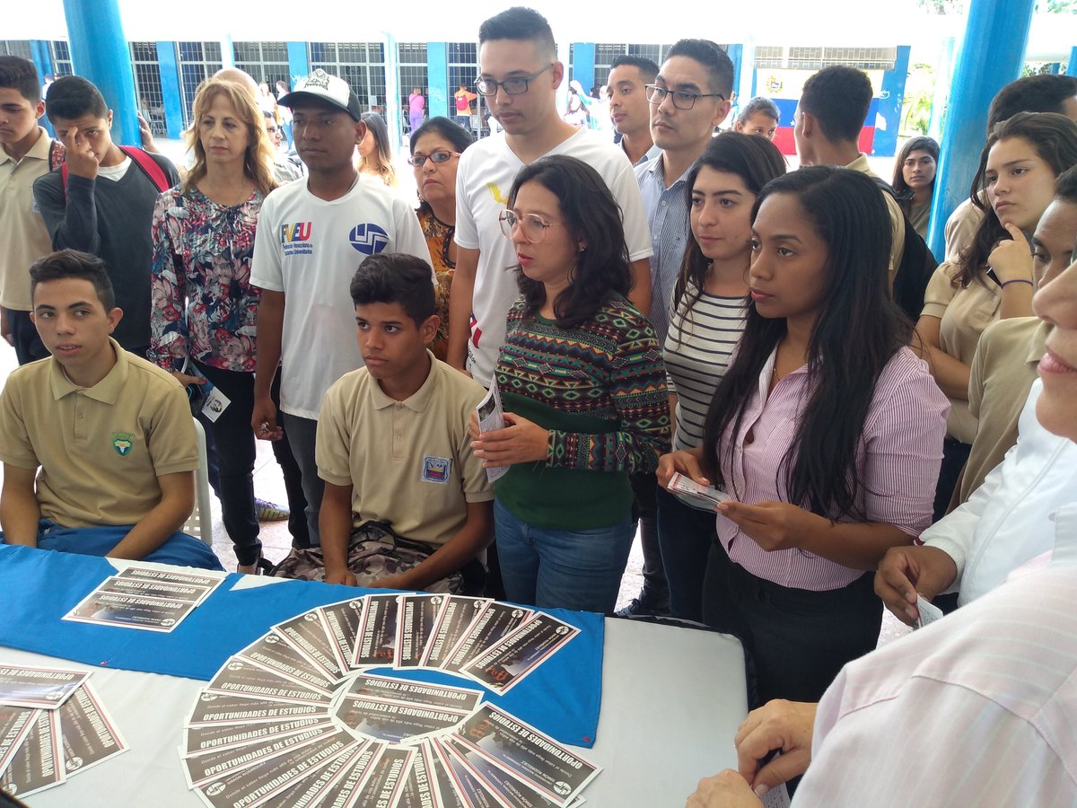 unesrfcu2017's tweet photo. #Ahora Desde la expoferia oportunidades para nuestros  bachilleres, con el acompañamiento de nuestra Vice-Ministra @guarnierivzla ! Seguimos Venciendo!!!
#UnesrSiembraVenezuela 
@hugbelpsuv 
@renriqueramos 
@kennedymorales9 
@92Ramosjoel 
@Dj_JoseAlonso 
@arii_llanos https://t.co/7Tg33mOfKP