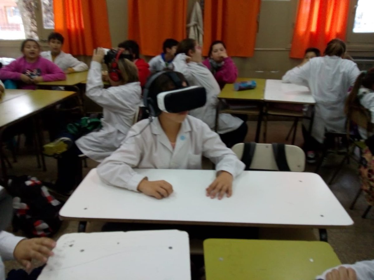 Zaal_86265's tweet photo. A ellos el día nublado no les impidió ver el eclipse Solar!!! Alumnos de 5to año de la EP 9 vieron el eclipse solar en 360 usando los lentes de Realidad Virtual. #ProgramaRED #Educación @JUReynoso @Munirivadavia1 https://t.co/uQYhne9NSb