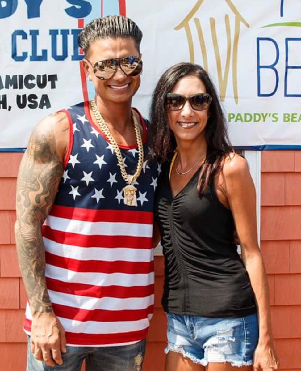 LIFEISSPSD2BFUN's tweet photo. One year anniversary of one of the BEST beach days ever! 😎 @DjPaulyD @tikkibeachri #whencanwedoitagain https://t.co/3aZTfkfHhP