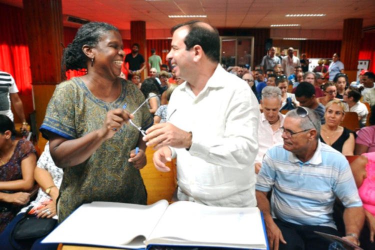 siempreconcuba's tweet photo. Los integrantes de la caravana #PastoresporlaPaz intercambiaron con colectivos laborales de la provincia de Cienfuegos, como  la central termoeléctrica Carlos Manuel de Céspedes y el Hospital  Universitario Doctor Gustavo Aldereguía Lima. #NoAlBloqueo #NoALeyHelmsBurton https://t.co/oChVdNRxwf