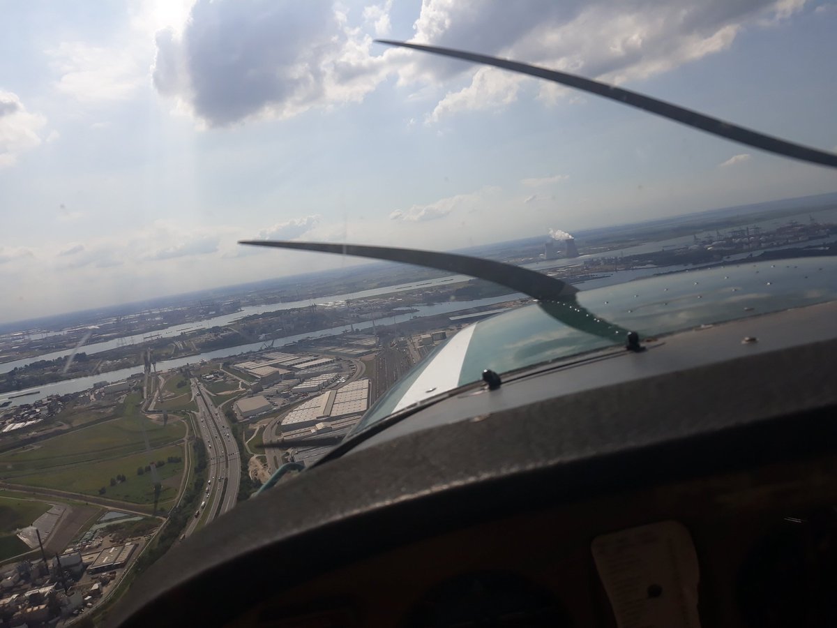 filipbuntinx's tweet photo. En we zijn weer vertrokken! #upintheair #takeoff #fewclouds #generalaviation https://t.co/A3ryMpnnyP