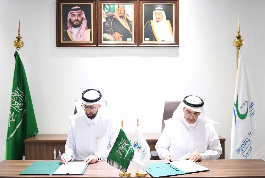 Cluster1_Riyadh's tweet photo. #التجمع_الصحي_الأول_بالرياض و الهيئة العامة للغذاء والدواء يوقعان إتفاقية لإنشاء مكتب لرصد بلاغات الأعراض الجانبية للأدوية والأجهزة الطبية .
بحضور الرئيس التنفيذي للتجمع الصحي الأول د.صالح التميمي و الرئيس التنفيذي للهيئة العامة للغذاء والدواء د. هشام الجضعي . https://t.co/sYwo58lfuB
