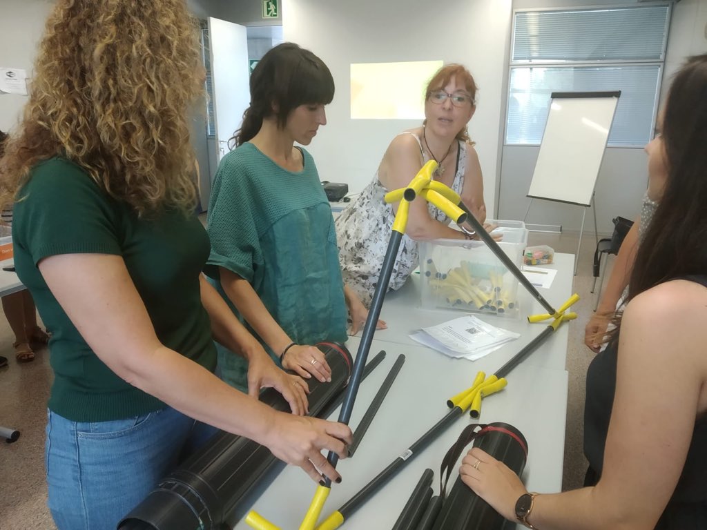 elcasalet's tweet photo. Bones Pràctiques @escpacocandel Taller ‘Capses d’aprenentatge’ #7escoladestiuLH @LHEDUCACIO @CRPHospitalet @FMRPc https://t.co/nr5pfgaTCh
